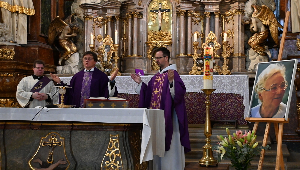 Messe zum 5. Todestag von 'Janineum'-Gründerin Lonny Glaser