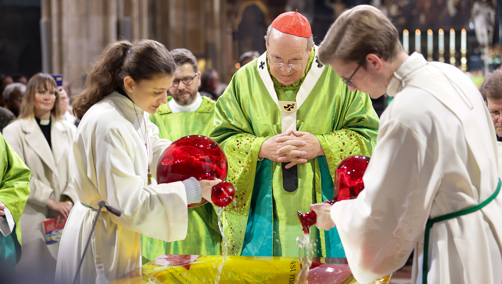 Kardinal Schönborn beim Dankgottesdienst zu seinem 80. Geburtstag am 18.1.2025 im Wiener Stephansdom mit Ministranten, die Wasser in Taufbecken gießen