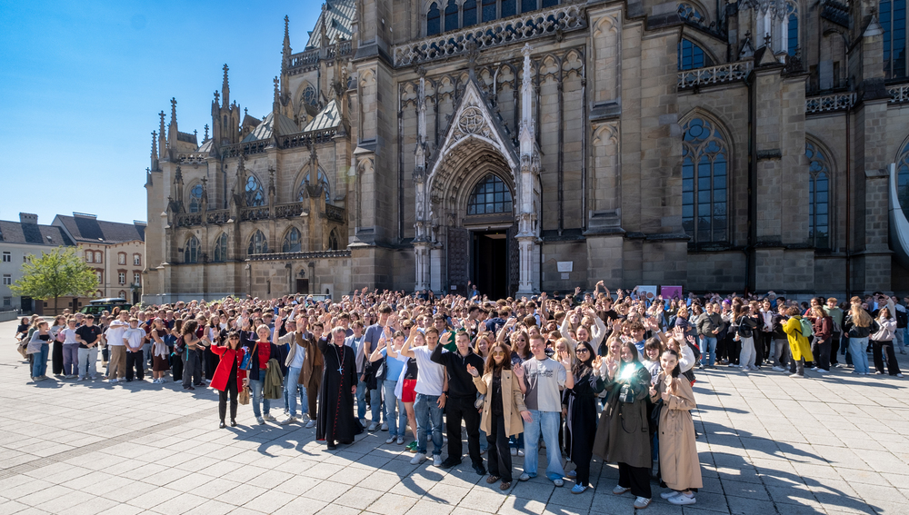 Gruppenfoto der Maturant:innen mit Bischof Manfred Scheuer am Linzer Domplatz.