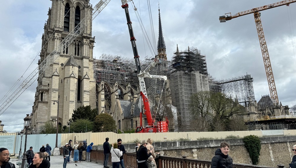 Kathedrale Notre-Dame de Paris mit Baukränen