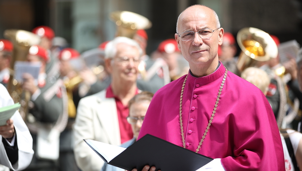 Dompfarrer Toni Faber bei Fronleichnamsprozession am 8.6.2023 in Wien