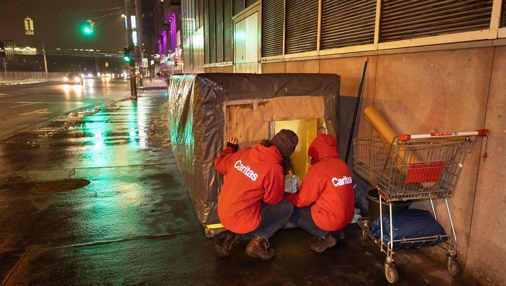 Caritas-Nachtstreetworker besuchen Obdachlosen