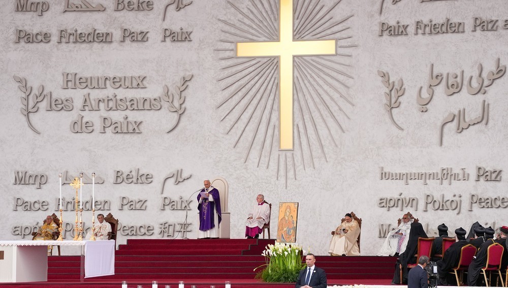 Papst Leo XIV. feiert eine Messe in Beirut