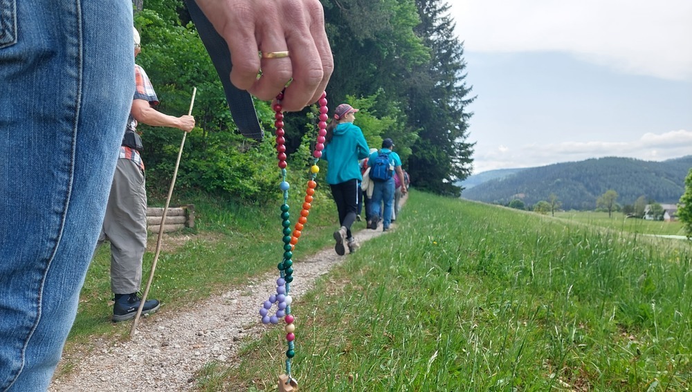 Rosenkranzgebet bei einer Fußwallfahrt