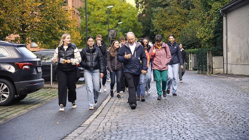 Gemeinsam auf Wallfahrt – 320 Maturant*innen pilgerten von Feldkirch nach Rankweil 