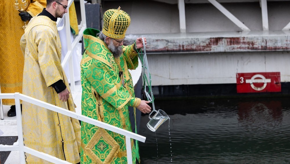 Erzbischof Fülöp Kocsis bei Wasserweihe an der Donau