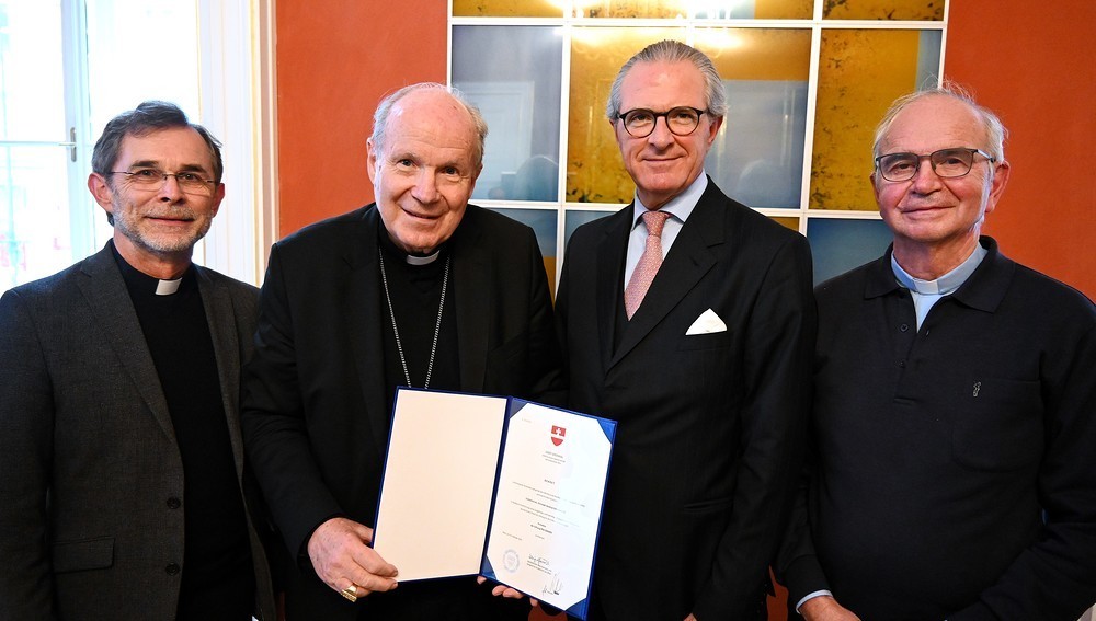 Überreichung des Dekrets am 23. Oktober 2025 in Wien - v.l.: Josef Grünwidl (ernannter Erzbischof von Wien), Kardinal Christoph Schönborn, Clemens Koja (Pro Oriente-Präsident), Rudolf Prokschi (Pro Oriente-Vizepräsident)