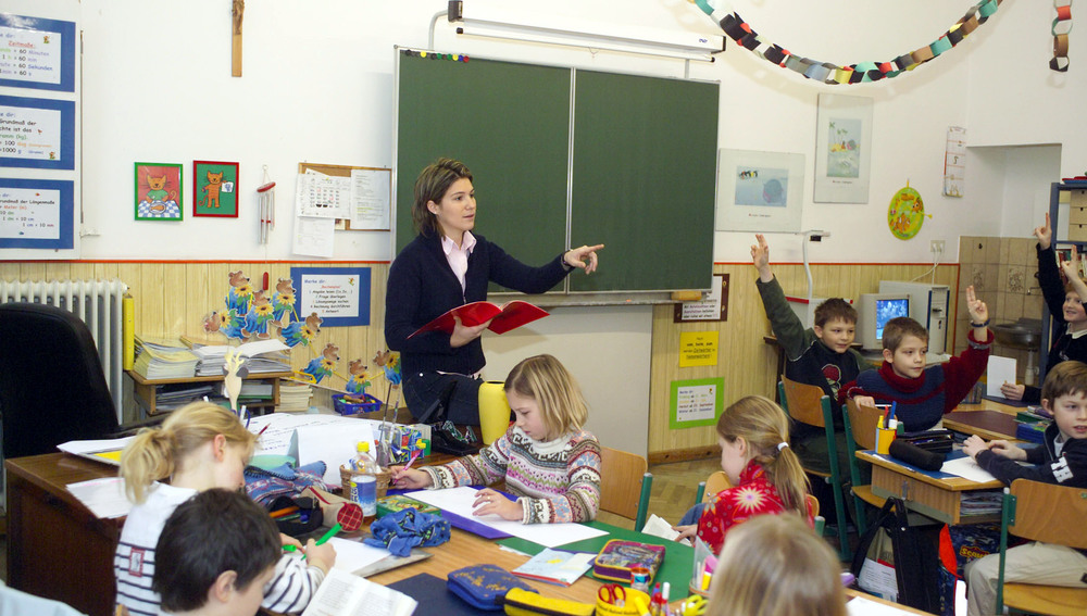 Volksschulklasse beim Unterricht