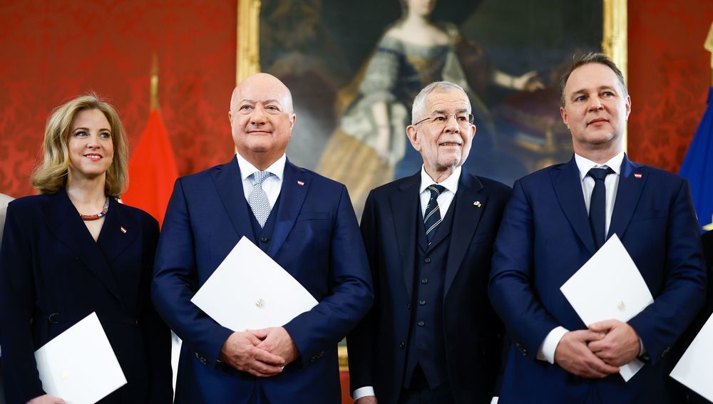 Am 3. März 2025 wurde die neue Bundesregierung von Bundespräsident Alexander Van der Bellen (m.r.) angelobt. Im Bild Bundeskanzler Christian Stocker (m.l.), Vizekanzler Andreas Babler (r.) und Bundesministerin Beate Meinl-Reisinger (l.)