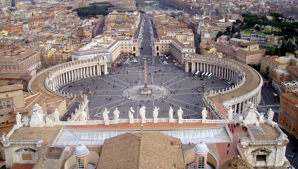 Blick vom Petersdom aus auf den Petersplatz in Rom