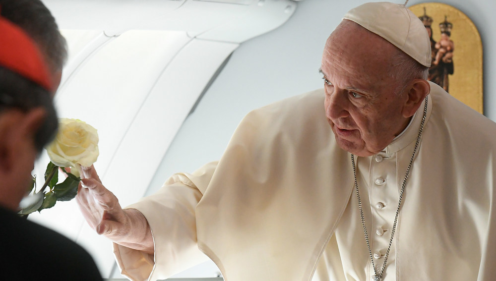 Papst Franziskus berührt eine weiße Rose beim Abflug vom Internationalen Flughafen Nur-Sultan am 15. September 2022 in Nur-Sultan (Kasachstan).