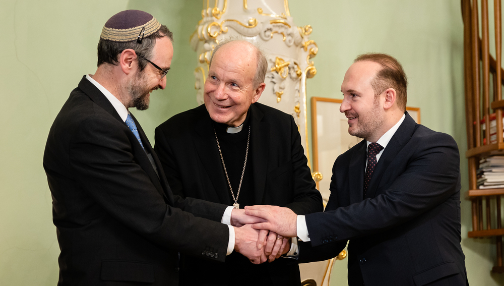 v.l.: Oberrabbiner Jarom Engelmayer, Kardinal Christoph Schönborn, IGGÖ-Präsident Ümit Vural bei der Unterzeichnung am 9. Jänner 2025 in Wien