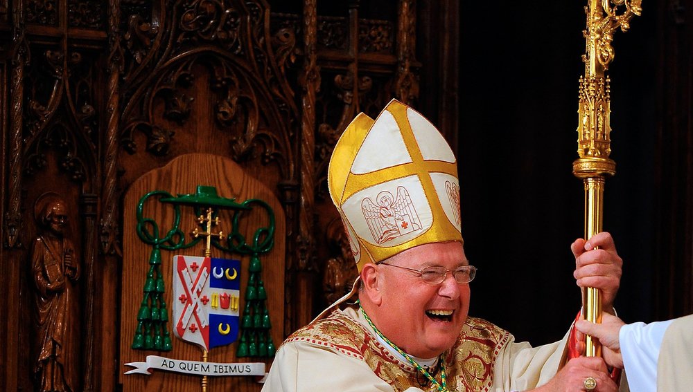 Erzbischof Timothy Dolan erhält am 15. April 2009 bei seiner Amtseinführung in der New Yorker St. Patrick's Kathedrale den Bischofsstab