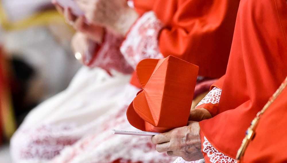 Ein Kardinal hält sein Birett in den Händen am 28. Juni 2017 im Vatikan.