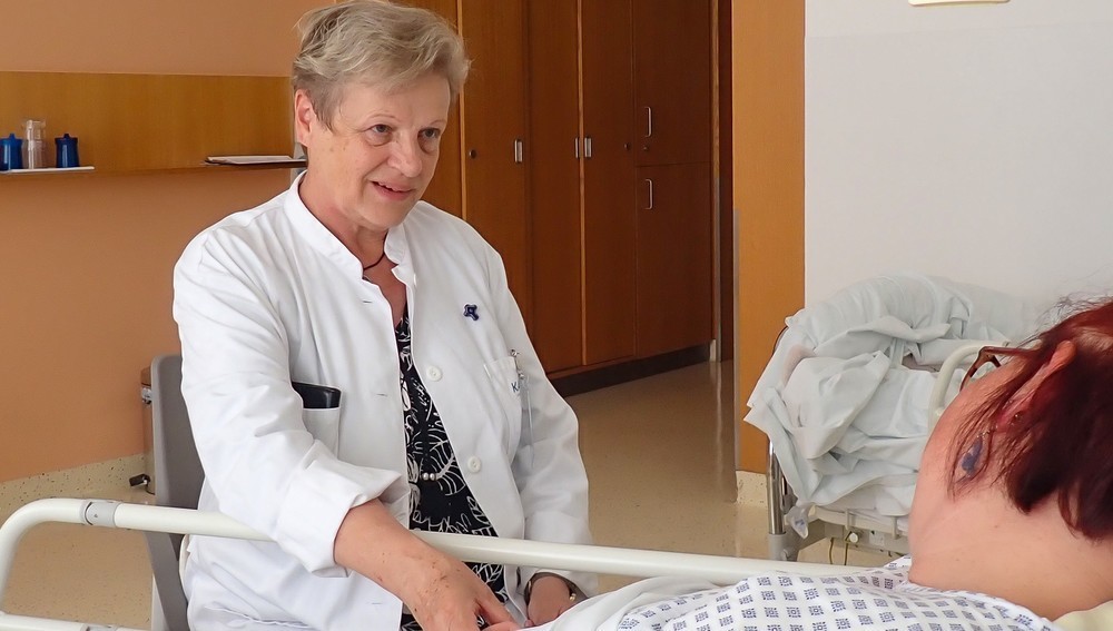 Ehrenamtliche Mitarbeiterin Juliane Brunner im Gespräch mit einer Patientin im LKH Wolfsberg