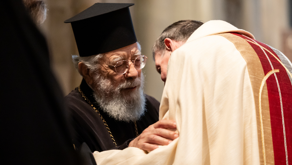 Kardinal Koch und orthodoxer Metropolit umarmen einander
