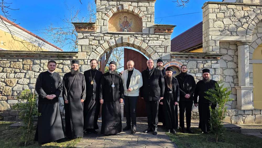 Landeshauptmann Doskozil, Bischof Zsifkovics und Metropolit Arsenios beim Eingang des Klosters Maria Schutz 