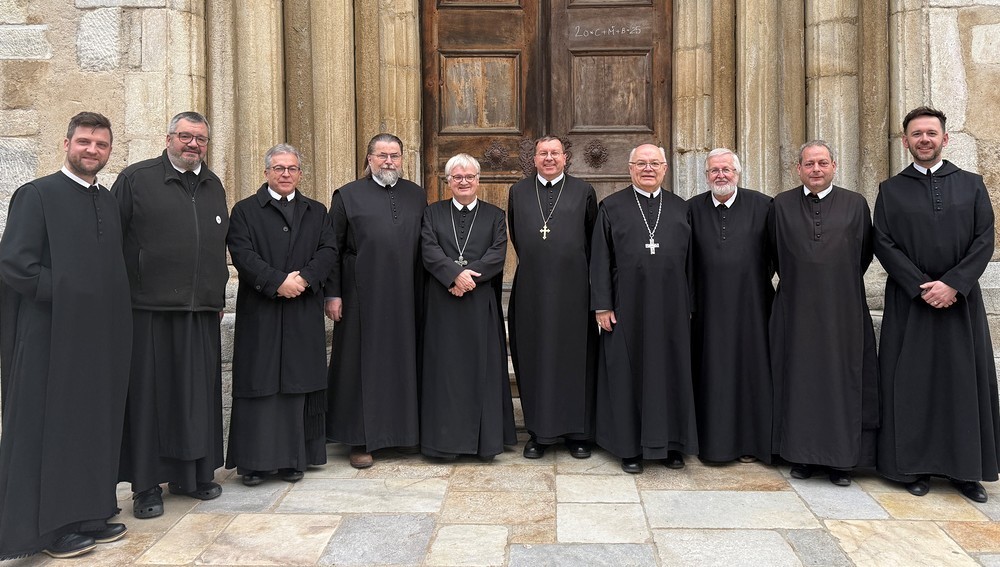 Konvent von St. Paul mit Präsidium der Benediktinerkongregation und Administrator Abt Gerhard Hafner (5.v.l.)
