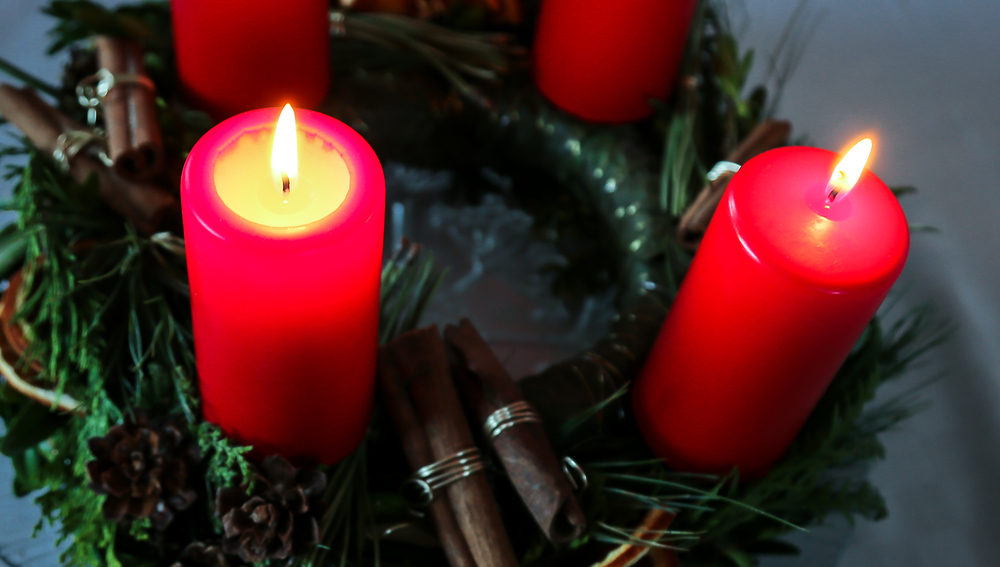 Adventkranz mit zwei angezündeten Kerzen, Lichtenberg bei Linz, 2015