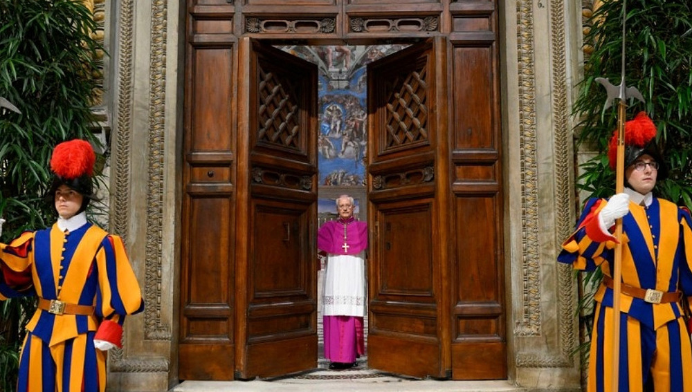 Erzbischof Ravelli schließt Tore der Sixtinischen Kapelle zum Konklave 2025