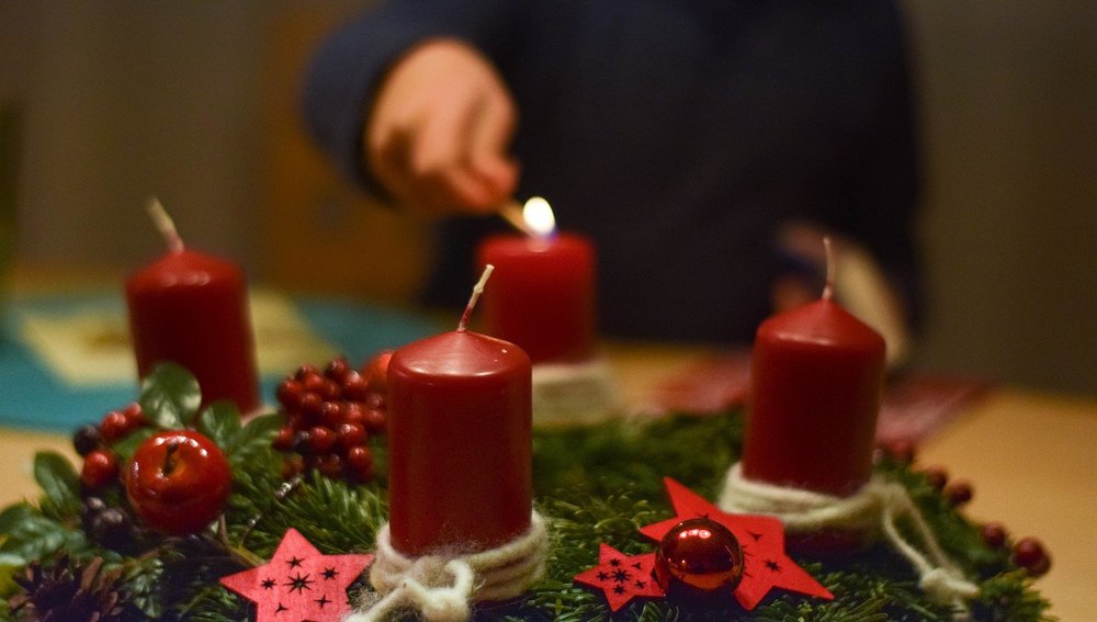 Adventkranz mit roten Kerzen