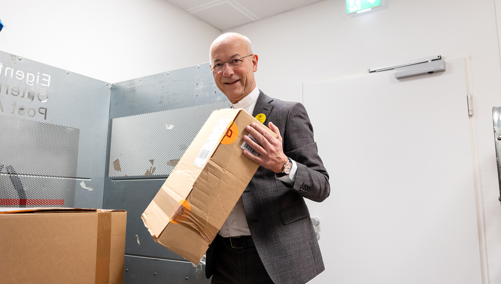 Dompfarrer Faber vor Weihnachten im Dienst der Post