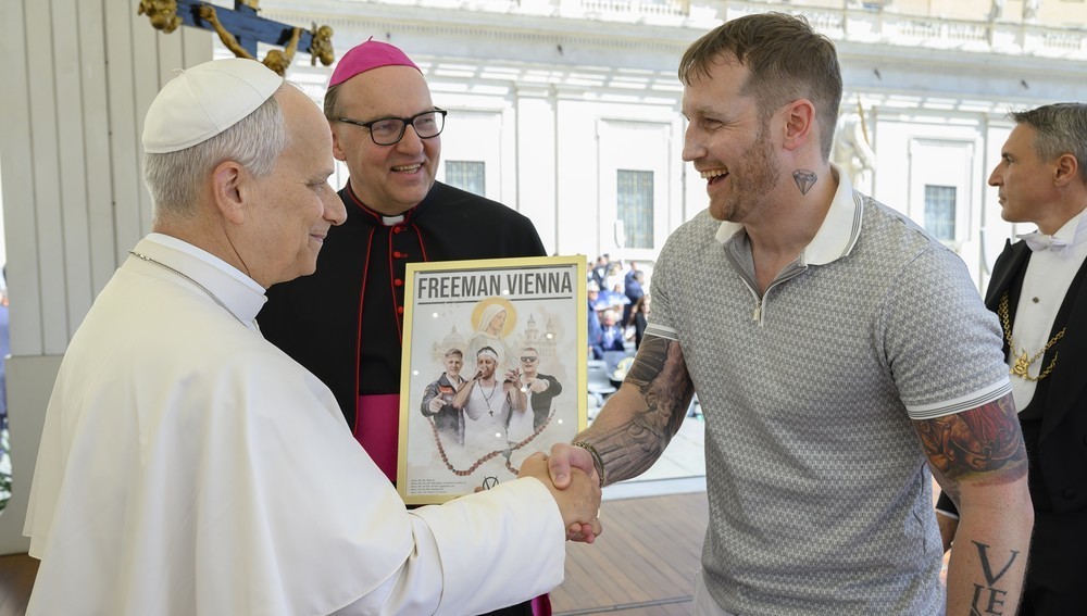 Freeman Vienna stellt „Rap-Rosenkranz“ im Vatikan vor
