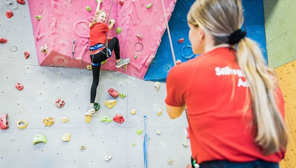 Schülerinnen in Kletterwand