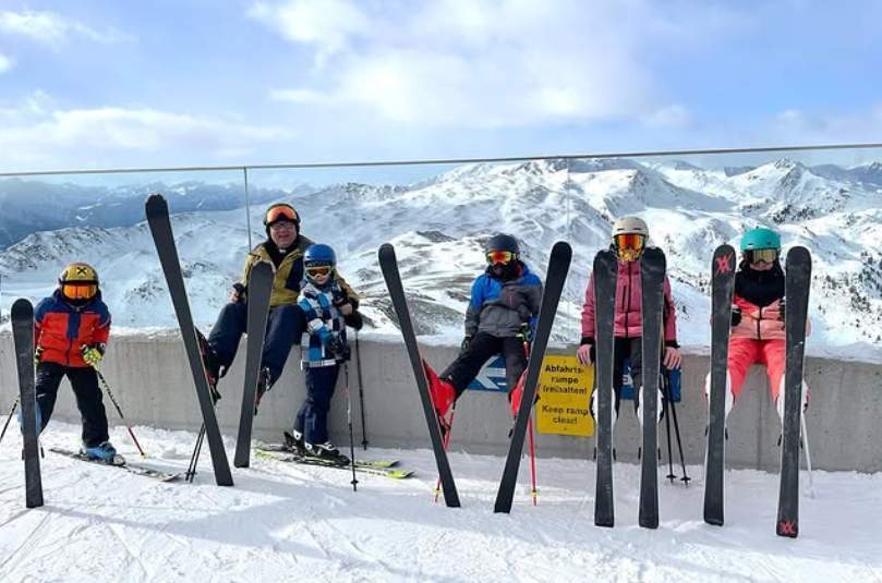 Bischof Glettler mit Kindern beim Skiausflug