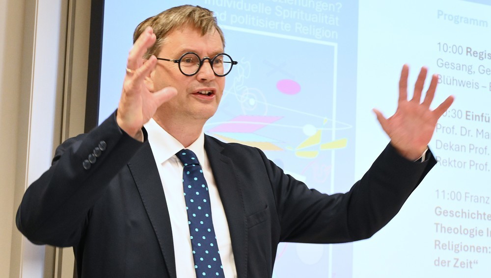 Religionswissenschaftler bei der Eröffnung der Tagung zu 20 Jahre 'Zentrum Theologie Interkulturell und Studium der Religionen' am 28. September 2026 an der Uni Salzburg