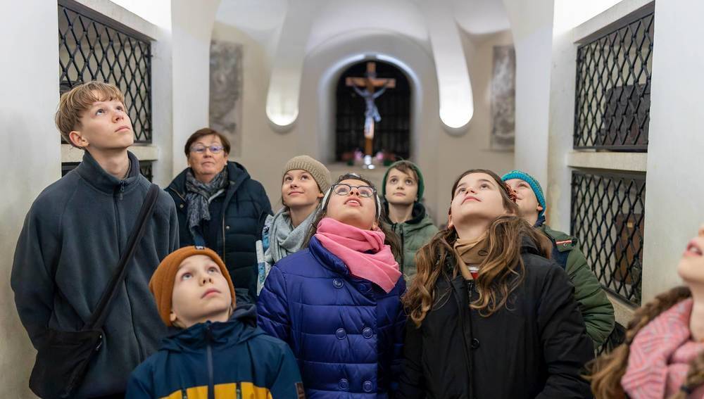 Kinder bei Kirchenführung unter dem Stephansdom