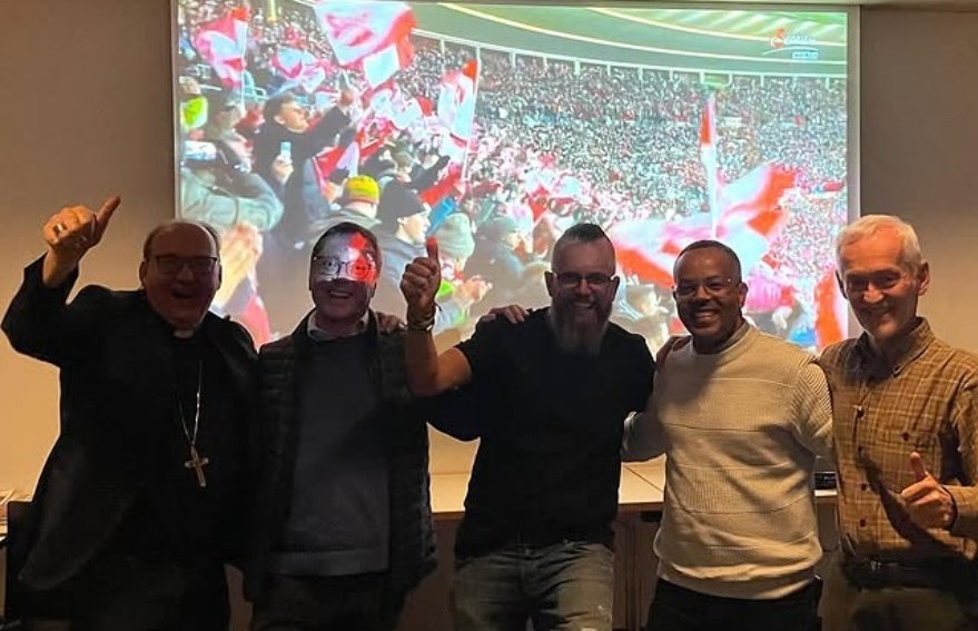 Bischof Glettler (l.) und Tiroler Priester jubel über WM-Einzug Österreichs