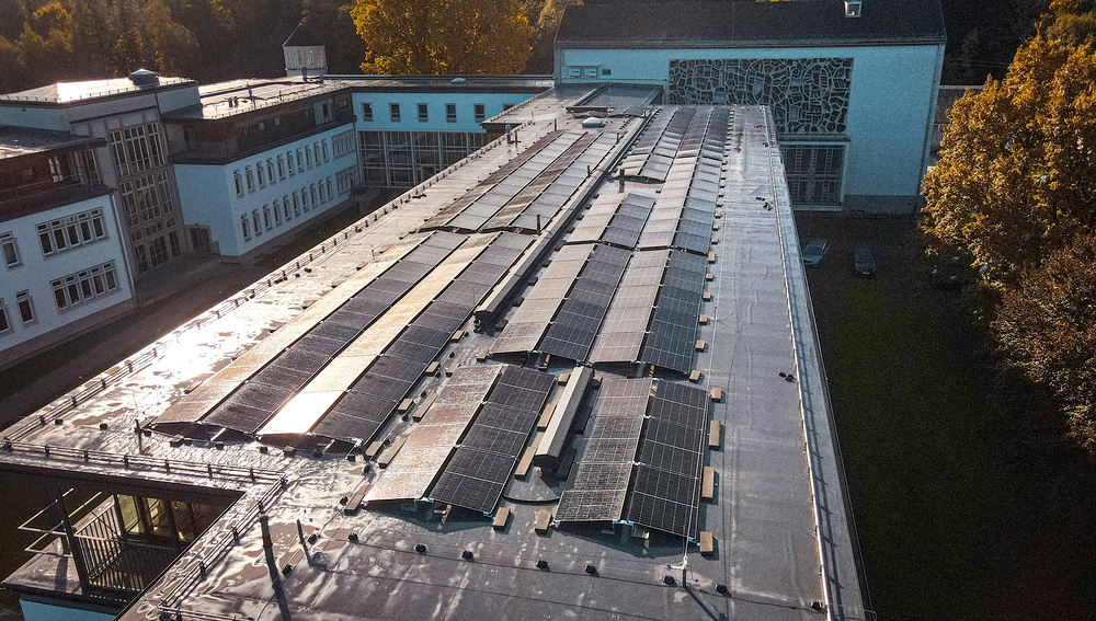 Kirchliches Gymnasium Sachsenbrunn mit neuer Photovoltaik-Anlage