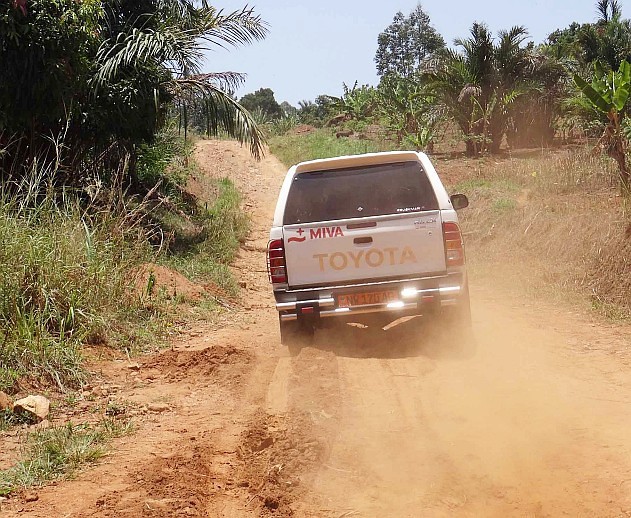 MIVA-Fahrzeug im Einsatz in Kamerun