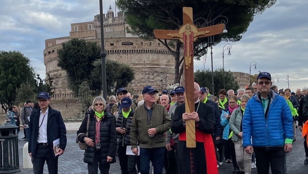 Erzbischof Lackner trägt Kreuz bei Romwallfahrt mit Pilgern aus Salzburg