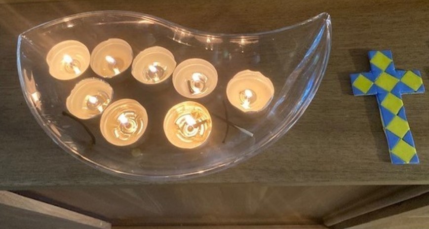 Pastoralassistentin Monika Samhaber lädt regelmäßig zum Friedensgebet in Linzer Seniorenzentren ein, das Kreuz wurde dafür von einer Bewohnerin gefertigt, Linz, Frühjahr 2022