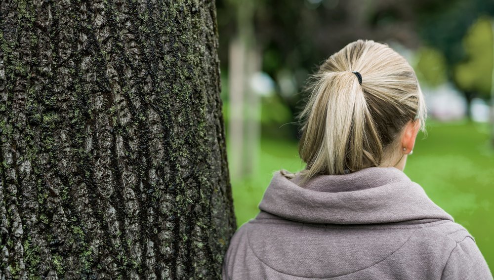 Nachdenkliche junge Frau von hinten