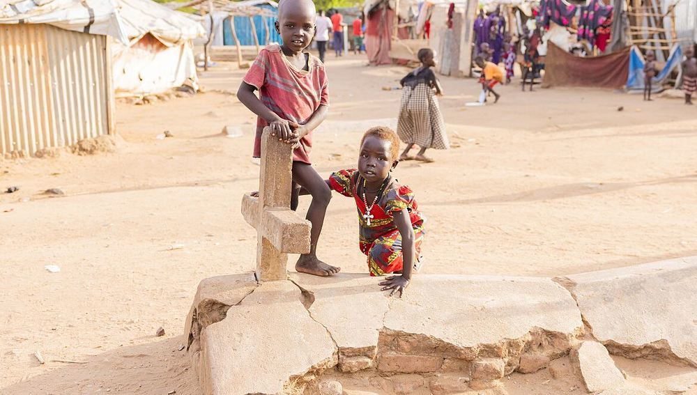 Auf Friedhof lebende Kinder in Juba, Südsudan