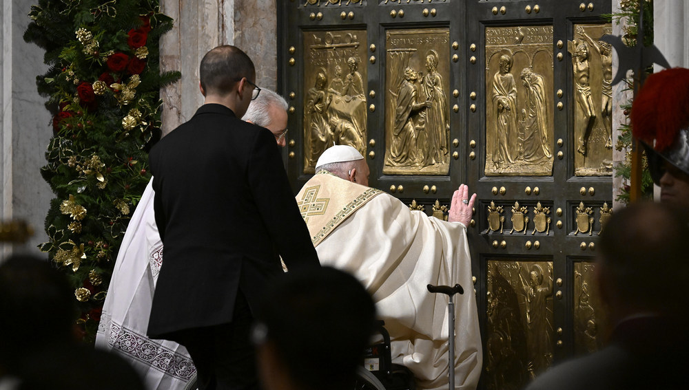 Papst Franziskus öffnet die Heilige Pforte des Petersdoms im Vatikan am 24. Dezember 2024 zum Auftakt des 'Heiligen Jahres' 2025.