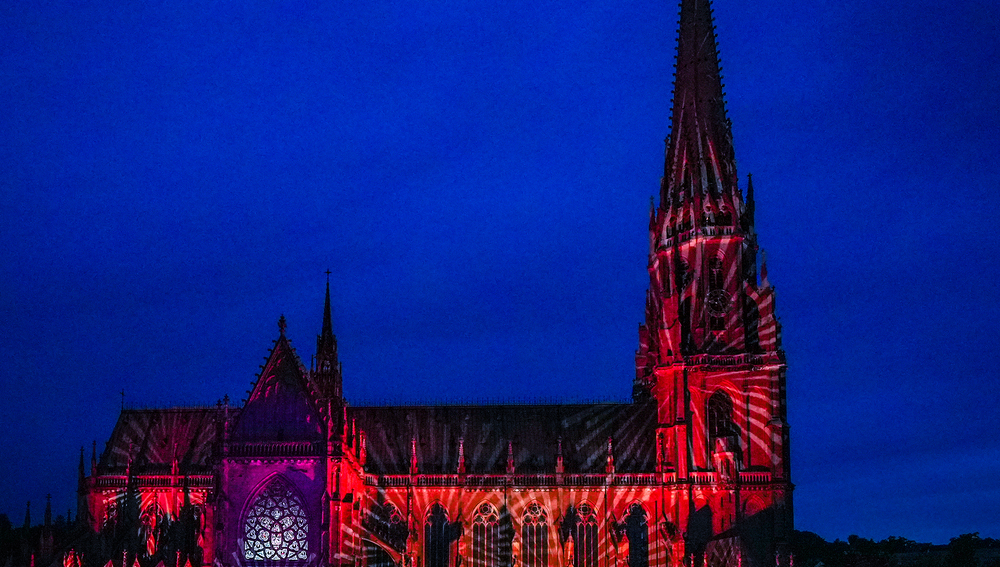 Vom 7. Juli bis 3. August 2025, w?hrend der Konzertreihe Klassik am Dom, l?sst der Mariendom Linz sein Friedensfenster und dessen darunterliegende, moderne Interpretation abends auf den Domplatz erleuchten. Die beiden Fenster werden damit zum Symbol 
