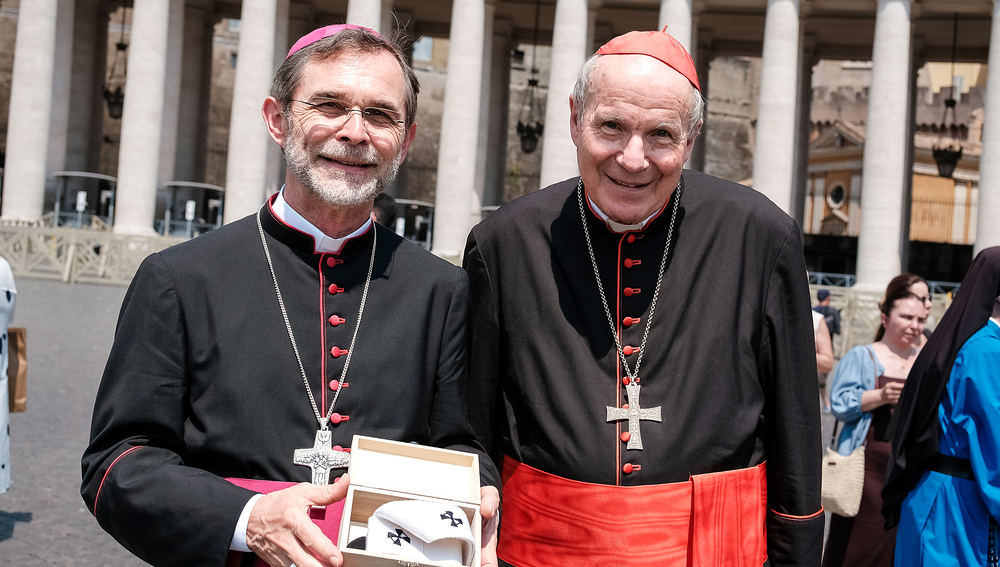 Kardinal Christoph Schönborn und Erzbischof Josef Grünwidl mit dem Pallium auf dem Petersplatz in Rom