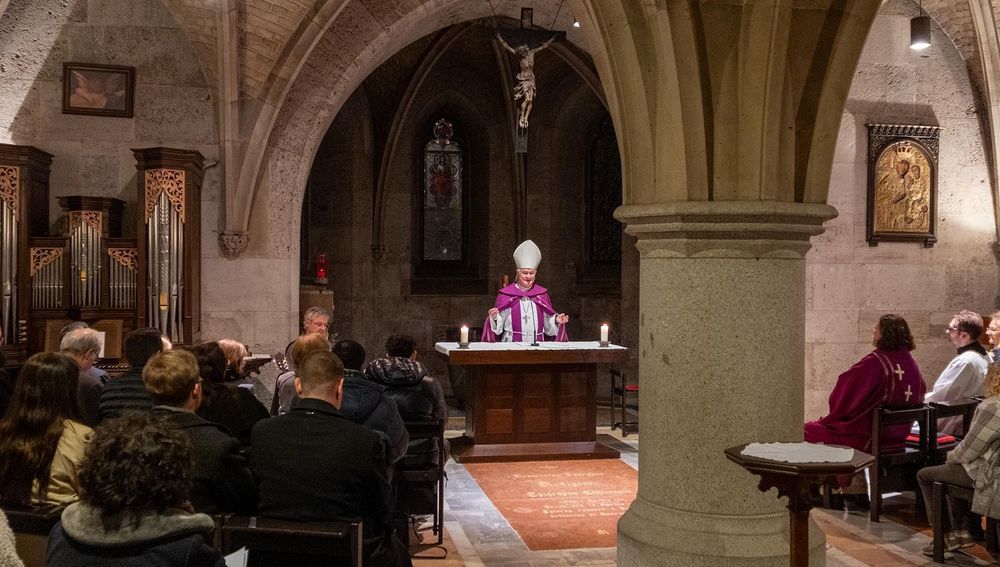 Bischof Scheuer bei Feier der Taufzulassung