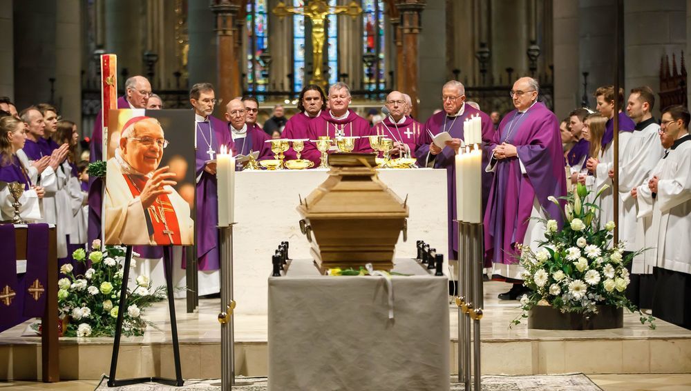 Bei der Gabenbereitung brachten ausgew?hlte Personen ? u. a. Verwandte und Wegbegleiter:innen von Bischof Maximilian Aichern ? die Gaben Brot und Wein zum Altar.