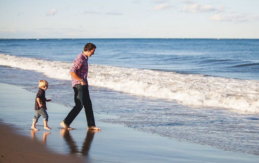 Vater und Sohn am Strand