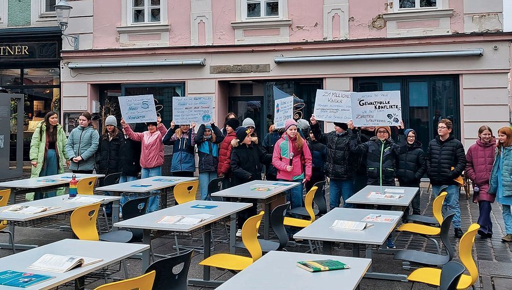 'Freiluftklasse' macht auf fehlende Bildung in Krisenregionen aufmerksam