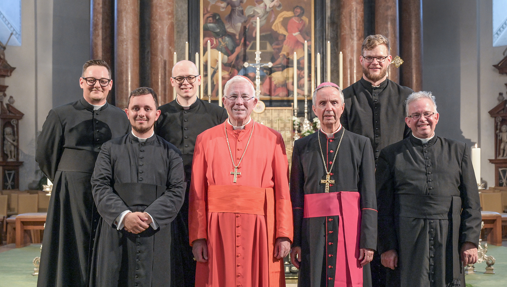 Die Neugeweihten (v. links) Andreas Holzner, Lorenz Goppert, Manuel Zehetner, Josef Straub, in der Mitte Erzbischof Lackner und Weihbischof Hansjörg Hofer.