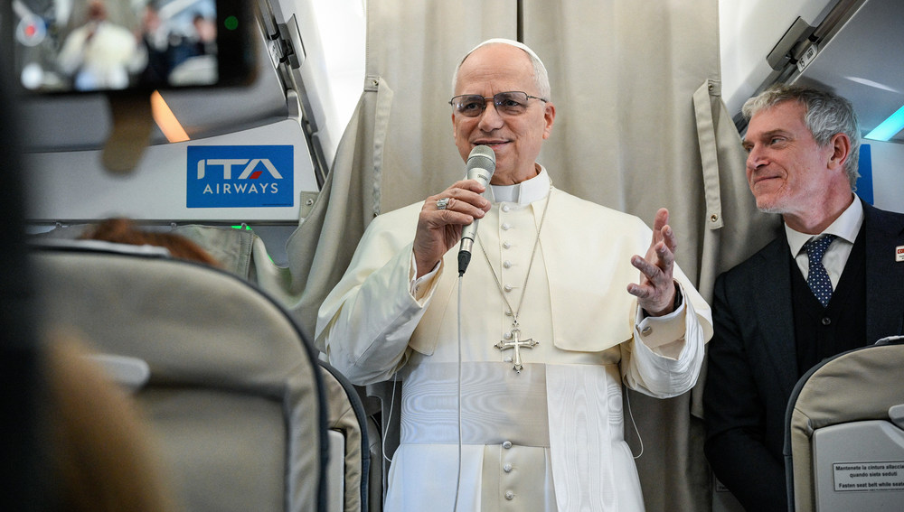 Papst Leo XIV. spricht im Flugzeug zu mitreisenden Journalisten