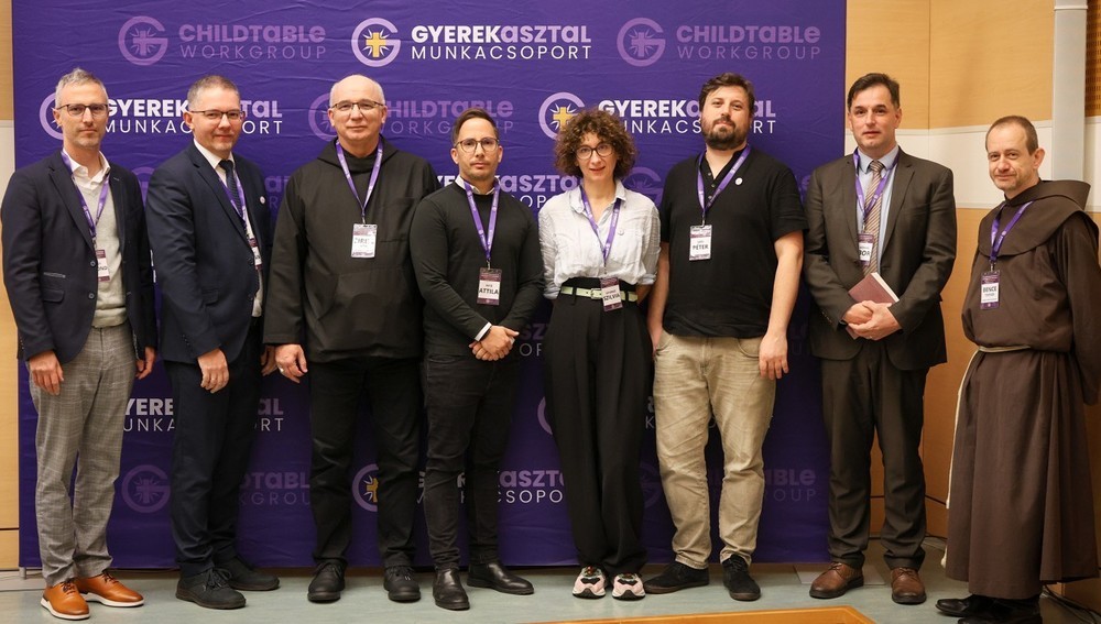 Mitglieder der Initiative 'Kindertafel' u.a. mit Erzabt Hortobagyi (3.v.l.), Theologe Görföl, Franziskaner Dobszay (7., 8. v.l.)