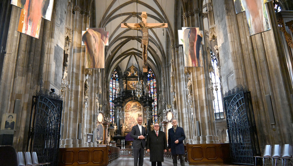 Dompfarrer Faber, Kunstsammler Trenker und Dombaumeister Zehetner präsentieren Rainer-Schau im Stephansdom