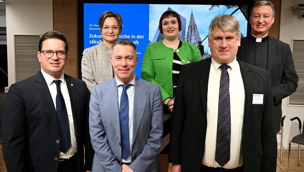 Podium am 24. Februar 2026 an der Uni Wien - v.l.: Andreas Kowatsch (Uni Wien), Kristina Stoeckl (Rom), Jan Loffeld (Tillburg), Magdalena Bernhard (Innsbruck), Martin Rehak (München), Peter Schipka (Bischofskonferenz)